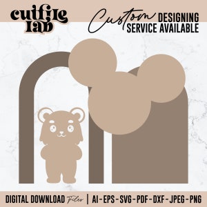 Puede incluir: Un archivo de descarga digital para un diseño de corte que presenta un oso marrón de pie frente a un arco marrón con dos grandes círculos marrones arriba. El texto "culfire lab" está en la esquina superior izquierda y el texto "Custom Designing Service Available" está en la esquina superior derecha. El texto "DIGITAL DOWNLOAD Files | AI-EPS-SVG-PDF-DXF-JPEG-PNG" está en la parte inferior de la imagen.
