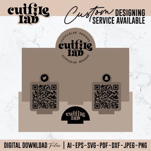 Pode incluir: Um arquivo de download digital para um design de corte com um logotipo que inclui o texto "cutfile lab" em um estilo retrô. O design inclui dois códigos QR, um com um ícone de pássaro do Twitter e o outro com um ícone de fantasma do Snapchat. O texto "Serviço de design personalizado disponível" também está incluído no design.