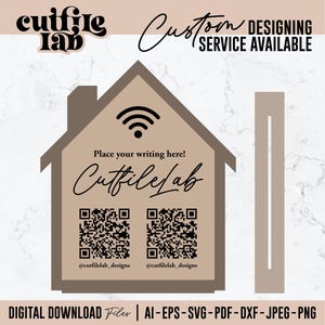 Może przedstawiać: Beżowa grafika w kształcie domu z tekstem "Cutfilelab" i "Dostępna usługa projektowania na zamówienie". Zawiera dwa kody QR oraz tekst "Umieść tutaj swój tekst!" i "Pliki do pobrania cyfrowego".