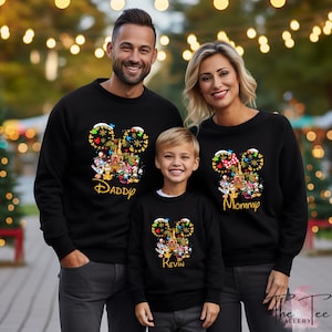 Sudadera navideña personalizada de Disney, suéter familiar navideño, equipo navideño de Disneyland, sudadera con capucha de Mickey y sus amigos, regalo navideño para pareja.