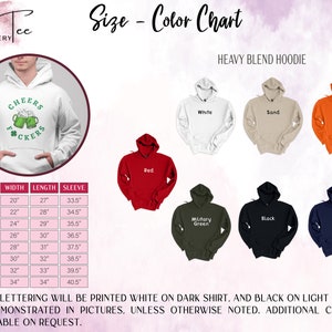 Pu&ograve; includere: Tabella colori per felpe con cappuccio heavy blend. La tabella include una felpa con cappuccio bianca con la scritta "Cheers F*ckers" e una tabella delle taglie. I colori disponibili sono rosso, bianco, sabbia, arancione, verde militare, nero e blu navy.