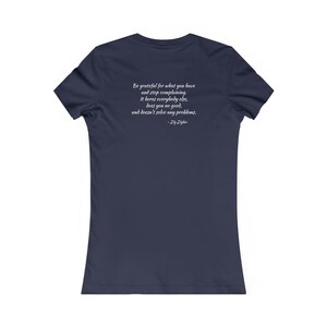 Puede incluir: Camiseta azul marino para mujer con una cita blanca que dice "Sé agradecido por lo que tienes y deja de quejarte. Aburre a todos los demás, no te hace ningún bien y no resuelve ningún problema. - Zig Ziglar"