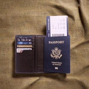Porte-passeport en cuir véritable fait main, étui pour passeport mince et compact à plusieurs emplacements pour cartes, organiseur de passeport en cuir de voyage personnalisé,