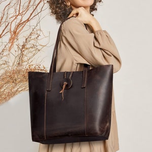 Personalizowana skórzana torba typu tote, ręcznie robiona skórzana torba na ramię, klasyczna codzienna torba, ponadczasowa skórzana torba, niezbędna torba na zakupy.