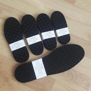 Plantillas perforadas de 3 capas: base antideslizante de EVA suave y de fieltro grueso para pantuflas de crochet.