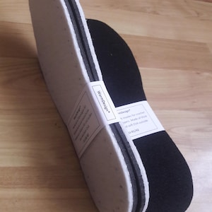 Puede incluir: Dos pares de plantillas negras y blancas para zapatos. Las plantillas están hechas de EVA grueso y suave y están diseñadas para la comodidad. El embalaje dice "WarmDesign®" y "Fit und sollen".