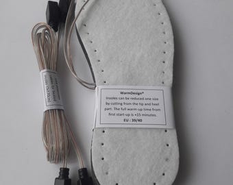 Puede incluir: Un par de plantillas térmicas blancas con cables USB negros. Las plantillas están diseñadas para ser cortadas a medida y tienen un tiempo de calentamiento de 15 minutos. La talla es EU 39/40.