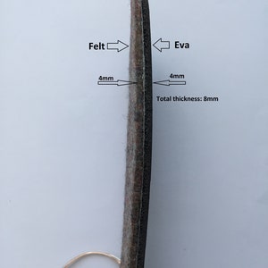 K&ouml;nnte beinhalten: Nahaufnahme einer seitlichen Ansicht von grauem Filz und schwarzem Eva-Material. Der Filz ist 4 mm dick und das Eva ist 4 mm dick, was eine Gesamtdicke von 8 mm ergibt.