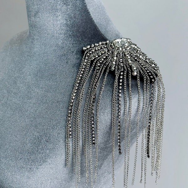 Décoration élégante d'épaulette d'épaule de strass de perles d'argent avec de longs glands de chaîne