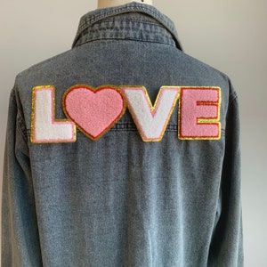 Großer Chenille Love Buchstabe zum aufbügeln