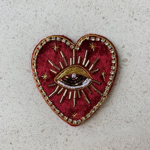 Hartpatch met sprankelende kralen en boze oog | Handgemaakt borduursel met kralen en parels voor jassen, tassen en kostuums Red 5.8cm * 6cm