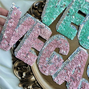 Delicado parche del alfabeto con cuentas letra inglesa bordado personalizar parches de lentejuelas para camiseta, abrigos apliques Diy decoración de regalo de vacaciones