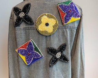 Aplique de flores hecho a mano con brillo: diseño con cuentas y lentejuelas