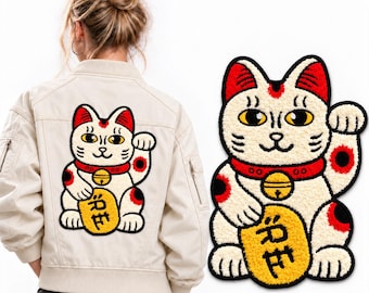 Peut inclure: Un blouson bomber crème avec un grand écusson touffeté texturé représentant un chat porte-bonheur au dos. Le chat est blanc avec des oreilles rouges, des yeux noirs, un collier rouge avec une clochette dorée et tient une pièce ovale jaune.
