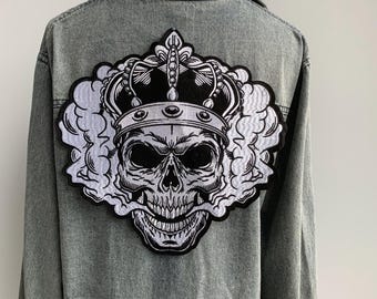 Strykmärke med gotisk dödskalle: Broderad kronapplikation