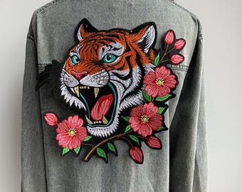 Embroidered Tiger Patch with Plum Blossoms – Fierce Iron-On Appliqué for Jackets, Bags & Streetwear