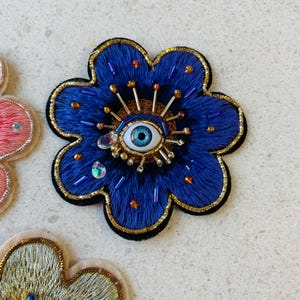 Hartpatch met sprankelende kralen en boze oog | Handgemaakt borduursel met kralen en parels voor jassen, tassen en kostuums Blue 8 cm