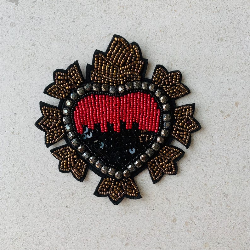 Hartpatch met sprankelende kralen en boze oog | Handgemaakt borduursel met kralen en parels voor jassen, tassen en kostuums Red w Black 11 cm