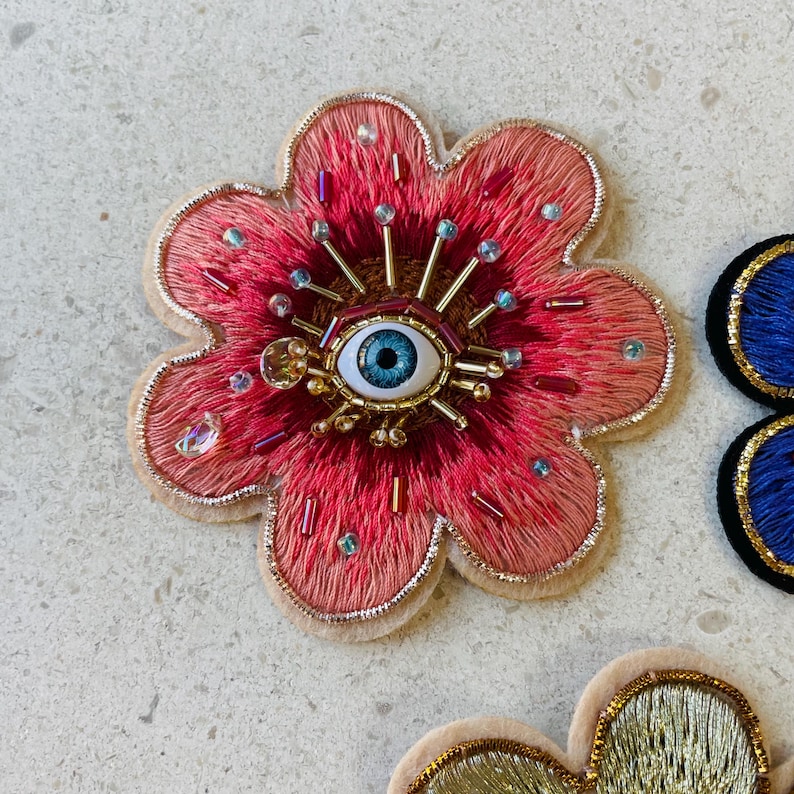 Hartpatch met sprankelende kralen en boze oog | Handgemaakt borduursel met kralen en parels voor jassen, tassen en kostuums Red 8 cm