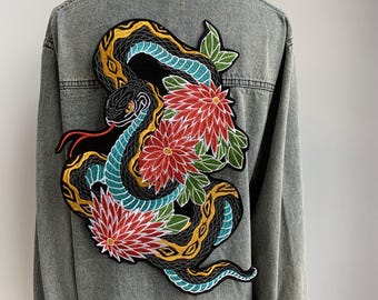 Grote geborduurde slangenpatch – gotische opstrijkapplicatie voor jassen, tassen en op maat gemaakte kleding