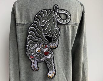Japanese Tiger Embroidered Patch – Gray Mountain Tiger Iron-On Appliqué for Jackets & Streetwear