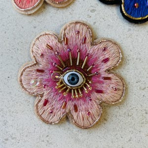 Hartpatch met sprankelende kralen en boze oog | Handgemaakt borduursel met kralen en parels voor jassen, tassen en kostuums Pink 8 cm