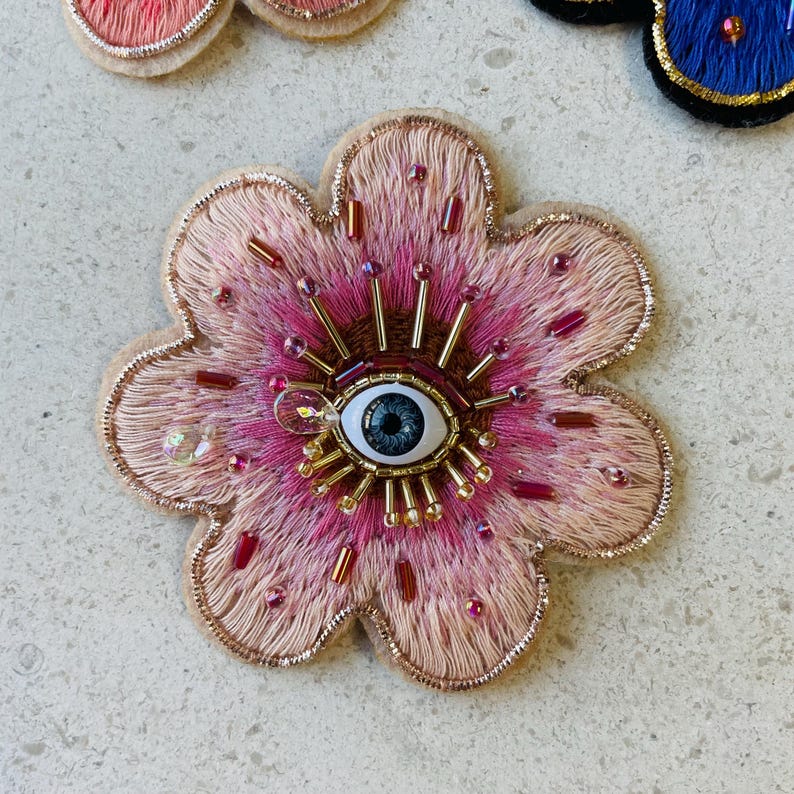 Hartpatch met sprankelende kralen en boze oog | Handgemaakt borduursel met kralen en parels voor jassen, tassen en kostuums Pink 8 cm