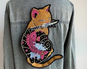 Gestickter Samurai Katze Aufnäher zum Aufbügeln – Japanischer Krieger Stil mit Schwert und Koi Fisch