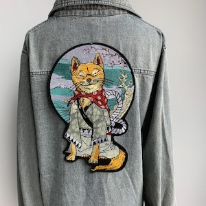 Lächelnder Shiba Inu Aufnäher | Japanischer Kimono-Hund mit Malerischem Kreis Hintergrund | Applikation zum Aufbügeln für Jacken, Taschen