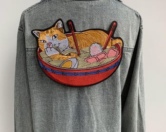 Geborduurde patch Japanse noedelkat: Kawaii Ramen Bowl
