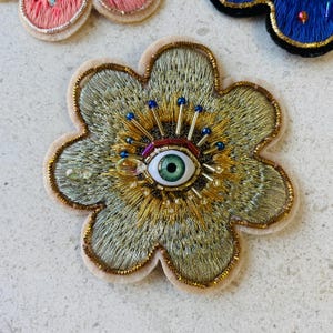 Hartpatch met sprankelende kralen en boze oog | Handgemaakt borduursel met kralen en parels voor jassen, tassen en kostuums Gold 8 cm