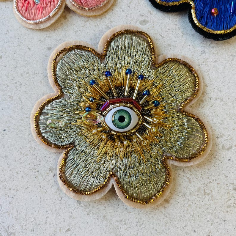 Hartpatch met sprankelende kralen en boze oog | Handgemaakt borduursel met kralen en parels voor jassen, tassen en kostuums Gold 8 cm