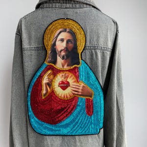 Parche bordado con lentejuelas del Sagrado Corazón de Jesús – Aplique religioso católico extragrande – Arte de íconos litúrgicos – Parche llamativo para la espalda de la chaqueta