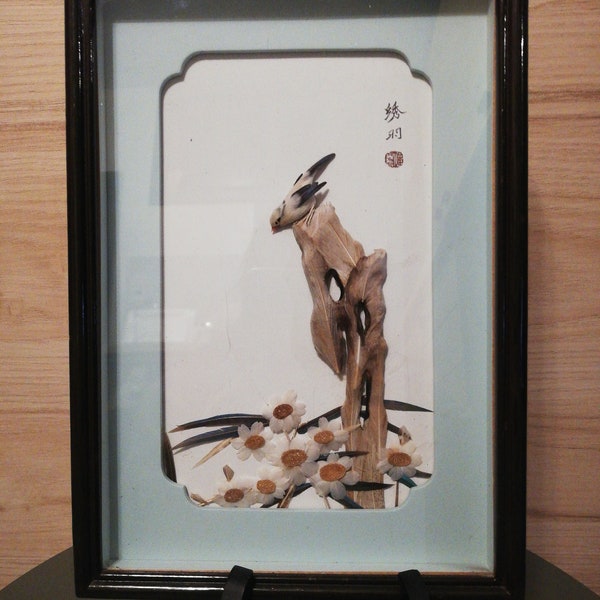 Elégant cadre 3D asiatique, oiseau et décor floral complètement réalisé en plumes, vintage.  Années 60. Signé, Castang.
