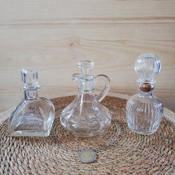 Lot de 3 petits flacons, fioles en verre avec bouchons.