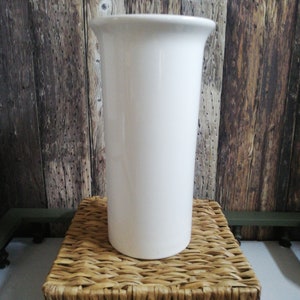 Schöne hohe Vase aus weißem holländischem Porzellan. (Holland) Sehr elegant. Ein zeitloses Stück von hoher Qualität.