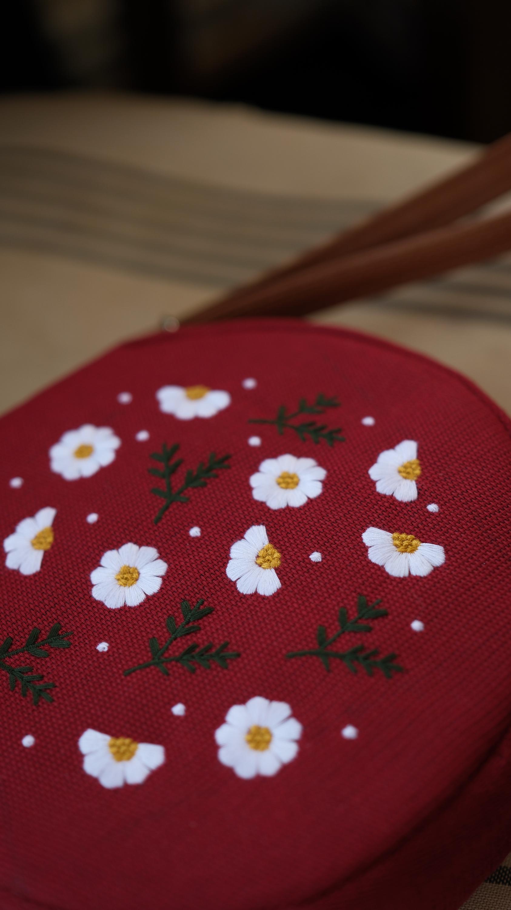 デイジー刺繍ラウンドバッグ、レッドキャンバスショルダーバッグ