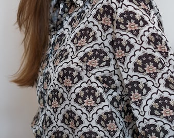 Floral Satin Bluse: Vintage Rosenmuster Button-Up Shirt