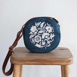 Etnisch geborduurde ronde canvas tas, canvas schoudertas, crossbody portemonnee met bloemen, vintage geïnspireerde handtas, stijlvolle alledaagse tas