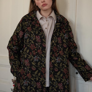 花柄タペストリーコート、ロングゴブランダスター、ヴィンテージ風オーバーコート、芸術的な刺繍のジャケット、エレガントなステートメントアウターウェア