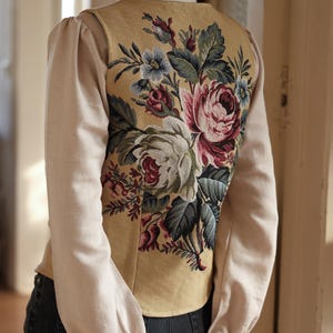 ハンドメイドの花柄パネルゴブランベスト、ローズ刺繍ウエストコート、ヴィンテージ風織りベスト、アーティスティックジャケット、エスニックボヘミアンファッションギフト