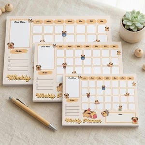 Può includere: Tre blocchi per planner settimanali beige con illustrazioni di carlini. Ogni blocco ha un layout di calendario, una sezione menu e una lista di cose da fare. I blocchi sono di diverse dimensioni e riportano le scritte "Weekly" e "Weekly Planner".