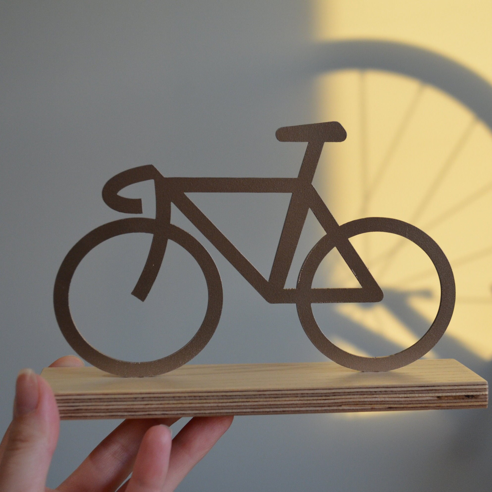 Statue Cycliste En Métal Personnalisable Avec Base En Bois - Cadeau Élégant Pour Amateurs De Vélo - 15 X 13,3 Cm