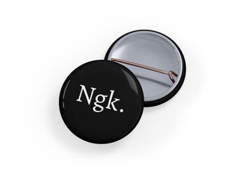 De bons présages | Épingle ronde « Ngk » réplique de Crowley |