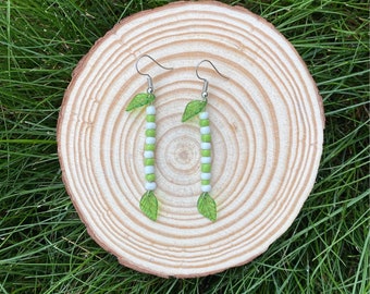 green leaf beaded earrings⋆⁺₊⋆ leaf earrings | plant earrings | plant jewelry | green jewelry | green earrings | leaf jewelry |