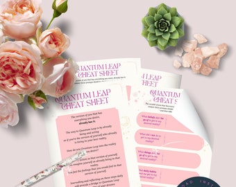 Könnte beinhalten: Ein rosa-weißes druckbares "Quantum Leap Cheat Sheet" mit Textaufforderungen zur Selbstreflexion. Das Bild enthält einen Blumenstift, Blumen, eine Sukkulente und rosa Kristalle. Die Worte "Sofort-Download" sind ebenfalls sichtbar.