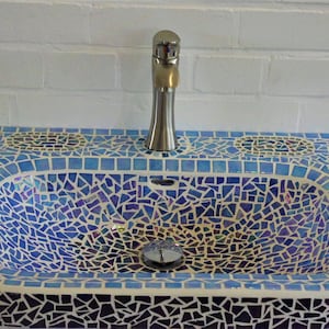Washbasin vanity unit with glass mosaic blue