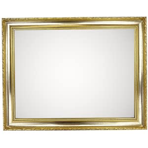 Peut inclure: Miroir rectangulaire avec un cadre doré orné. Le cadre présente un design détaillé et texturé avec une finition métallique. La surface réfléchissante du miroir est claire, et l'esthétique générale est classique et décorative.
