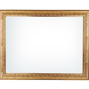 Könnte beinhalten: Ein großer, verzierter goldener Bilderrahmen mit einer abgeschrägten Kante und einem dekorativen Muster. Der Rahmen ist leer.