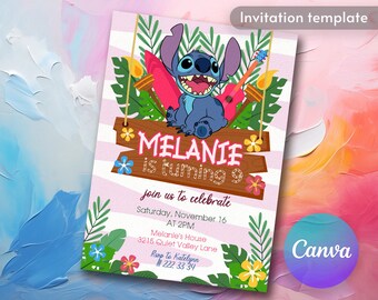 Könnte beinhalten: Eine rosa-weiß gestreifte Einladung mit einer Zeichentrickfigur von Stitch, der eine Ukulele hält. Die Einladung lautet "Melanie wird 9" und enthält Details für eine Party am Samstag, den 16. November um 14:00 Uhr. Die Adresse lautet 3215 Quiet Valley Lane und die RSVP-Nummer ist 222 33 34.